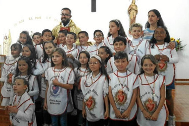 Foto | Rubén Darío López | LA PATRIA En un acto de fe católica y con el acompañamiento del sacerdote Nestor Iván López Marulanda, padres de familia, catequistas y monjas del Monasterio de la Visitación en Pensilvania, 52 niños y adultos fueron consagrados al Sagrado Corazón de Jesús como parte de las actividades de la Parroquia Nuestra Señora de Los Dolores a cargo del párroco José Libardo Flórez Cortés.