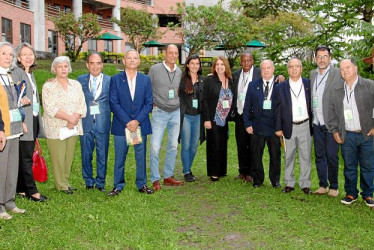 Homenaje 40 años: Mauricio Llano, Martha Lucía Salazar. Liliana Valencia, María Cristina Cardona, César Augusto Jiménez, Luis Guillermo Jaramillo, Carlos Alberto Ortiz, Carolina Trujillo, Ana Isabel Álvarez, Celinno Romaña, Héctor Felipe Gutiérrez, Alfonso Díaz, Carlos Eduardo Ortiz, Fernando Ramírez, Ramón Antonio Zapata y Gonzalo Augusto.