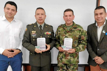 Foto | Fenalco | LA PATRIA La Junta Directiva de Fenalco Caldas entregó reconocimientos especiales a la Policía Metropolitana de Manizales y al comandante del Batallón Ayacucho por su aporte a la seguridad del comercio en la ciudad y la región. En la imagen: Sebastián Díaz, presidente de la Junta Directiva de Fenalco Caldas; Coronel Diego Enrique Fontal Cornejo, comandante de la Policía Metropolitana de Manizales; teniente coronel José Francisco Candela Acosta, comandante Batallón Ayacucho, y Juan José Silv