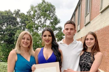 Foto |Cortesía Universidad de Caldas | LA PATRIASofía Perdomo obtuvo su título como abogada de la Universidad de Caldas. La acompañan su madre, Sonia Martínez, y sus hermanos Juan Pablo Perdomo y Manuela Perdomo.