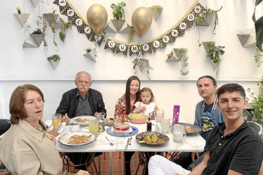 Foto |suscriptor |LA PATRIA Silvio Montes cumplió sus 76 años de edad, rodeado de su familia disfrutaron de un almuerzo.