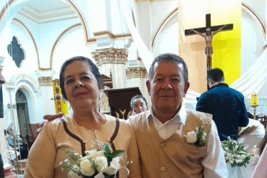 Edelmira Escobar y José Leonel Gaviria festejaron sus 50 años de matrimonio con eucaristía en la Basílica Menor San Antonio de Padua, de Manzanares (Caldas). Luego, realizaron una reunión familiar. Ese día compartieron junto a sus hijos y demás familiares.