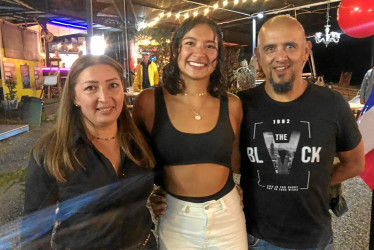 Stefanía Gómez en compañía de sus padres, Claudia Andrea Hurtado y Rubén Darío Gómez.