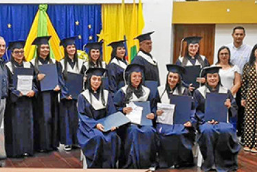 Foto | Henry Giraldo | LA PATRIA Arriba: Jota Mario Sierra, Deyanira García, Tatiana Cárdenas, Yineidy Castrillón, Daniela Ríos, Ruth Argenis Muñoz, Dagoberto Marulanda, Daniela Martínez, Diana Marcela Gallego, Alejandra Osorio y Ricardo Tangarife. Abajo: Tatiana Vázquez Chavarría, Natalia Bermúdez, Ruby Munera y Yeimy Carolina Cardona.