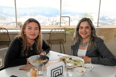 Carolina Pineda (izquierda) festejó su cumpleaños junto a su amiga Diana Carolina Rodríguez con un almuerzo en el restaurante La Azotea.