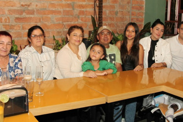 Nicole Valentina Pardo cumplió sus 15 años y su familia la homenajeó con una cena en el restaurante el Efecto Barbacoa. En la imagen la acompañan: Marino Vasco, Mónica Vasco, Juli Paola Vasco, Rubián Grajales, Alonso Pardo, Dylan Gómez, Nubia Bolívar, Clemencia Menjura, María Ríos y Lorena Vélez.