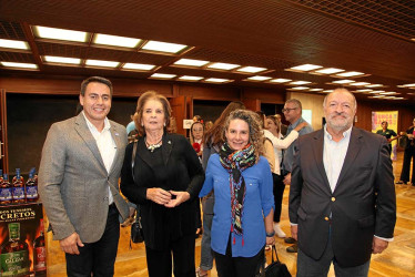 Jorge Eduardo Rojas, alcalde de Manizales; Elvira Escobar de Restrepo, Paula Londoño Vallejo y Octavio Arbeláez.