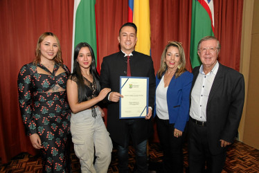 Foto | Argemiro Idárraga | LA PATRIA  Gustavo Adolfo González Escobar se graduó como especialista en Ciberseguridad de la Universidad Católica. En la imagen lo acompañan Estefanía García, Isabella González, Gustavo Adolfo González Escobar, Gloria Lucía Escobar y Balbino González.