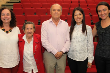 Adriana Villegas, Dorian Hoyos, Albeiro Valencia, Ivonne Mendoza, gerente del Banco de la República; y Andrea Álvarez.