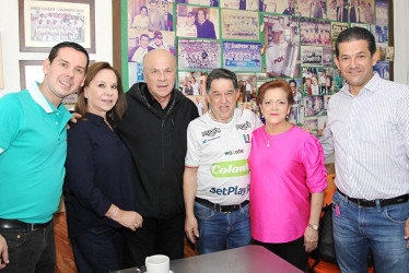 Foto | Argemiro Idárraga | LA PATRIA Santiago Giraldo Castaño, Techi de Vélez, Carlos Antonio Vélez, Ramiro Giraldo Garzón, Gladys Elena Castaño y Mauricio Trujillo.