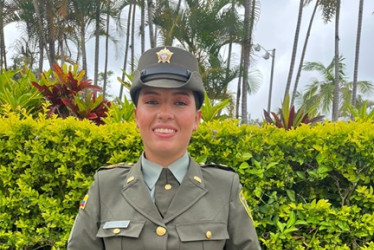 Foto | Henry Giraldo | LA PATRIA Diana Marcela Buriticá Carvajal, natural de Manzanares (Caldas), festejó su cumpleaños el pasado domingo. Buriticá realizó su curso en la Escuela de Policía Provincia de Sumapaz, en Fusagasugá (Cundinamarca) y se graduó de la Escuela de Carabineros de Facatativá (Cundinamarca) el pasado 19 de noviembre como patrullera. En menos de una semana celebró su graduación y cumpleaños. Felicitaciones.