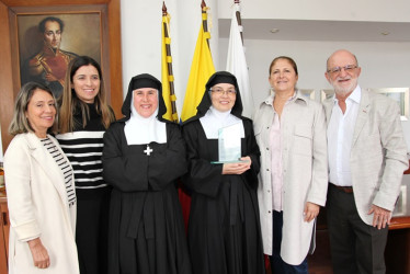 Martha Lucía Castaño, Luisa Fernanda Duque, hermana María José Vargas Daza, hermana Luz Elena Barco Fonseca, Estella Salazar, gestora Social de Caldas, y Henry Gutiérrez Ángel, gobernador de Caldas.