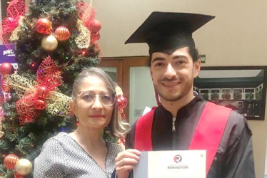 Cristian David Daza Bermúdez se graduó de contador de la Universidad Remington, lo acompaña Nancy Bermúdez.