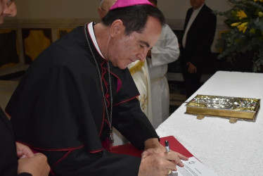 Monseñor Nelson Jaír Cardona Ramírez, natural de Norcasia (Caldas), se posesionó oficialmente como obispo de Pereira. El acto de su profesión de fe y juramento de fidelidad se realizó en una ceremonia solemne en la capilla episcopal y con la compañía del Colegio de Consultores, siguiendo el protocolo habitual para los obispos. En esta celebración estuvo presente monseñor Rigoberto Corredor Bermúdez, obispo emérito de Pereira, ante el cual monseñor Nelson Jaír expresó su compromiso con la Iglesia y su fideli