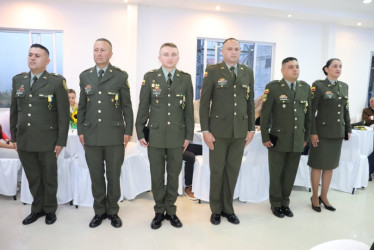 Durante el acto de condecoración en el salón de eventos del Hotel Colina Plaza asistieron: mayor Cristian Leandro Flórez Aristizábal, mayor Jhon Alexánder Arias Toro, mayor David Felipe Ospina Aristizábal, mayor Juan Camilo Agudelo Ospina, mayor Joan Sebastián Cardona Grajales y subintendente Zaida Gabriela Quiceno Quintero.