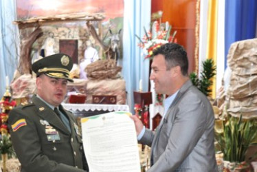 Foto | Rubén Darío López | LA PATRIA Brigadier general William Quintero Salazar y Jesús Iván Ospina, alcalde de Pensilvania.