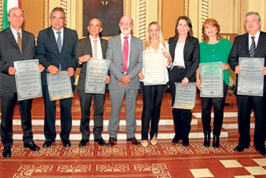 Homenajeados: Gloria Cecilia Botero, Juan Carlos Gómez Muñoz, Jorge Hernán Botero Restrepo, Duván Emilio Ramírez Ospina, Henry Gutiérrez Ángel, Gobernador De Caldas; Adriana Arango Gómez, Ángela María Toro Mejía, Mónica Giraldo Mejía, Fabián Escobar Montoya y Gustavo Alberto Aristizábal.