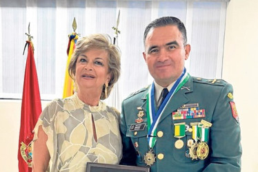 Ángela María Gómez Upegui, presidenta del grupo de Señoras Voluntarias, y el teniente coronel Juan Gabriel Rojas González, excomandante del Batallón Ayacucho.