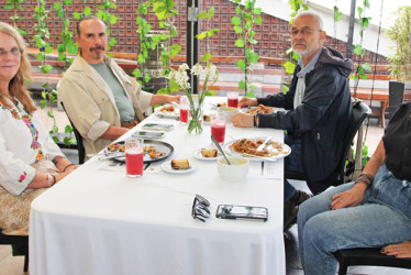 Victoria Anderson, Fabrice Nye, Óscar Saúl Álvarez y Marcela Alejandra Pachón compartieron un almuerzo de amigos en el restaurante El Dauntaun.