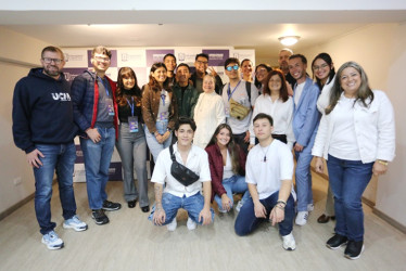 Grupo de estudiantes de intercambio junto al equipo de la Vicerrectoría de Bienestar y Pastoral Universitario de la UCM.