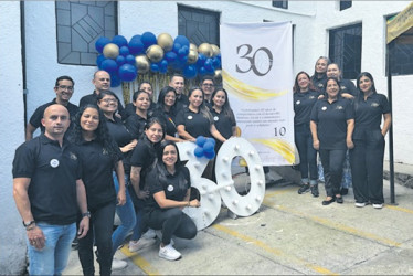 Equipo de trabajo al lado de su directora Diana Patricia González. Celebran 30 años de servicio como organización de la sociedad civil, aportando al  desarrollo social y comunitario de la población en general. Gracias por seguir construyendo un mundo al alcance de todos y de todas.