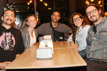 David Torres, Erika Harrison, Cristian Torres, Natalia Granada y Andrés Marín, en una cena en el restaurante Tierra Querida, en el barrio La Estrella.