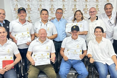 De pie: Jaime Guzmán Lozada, Mario Ortiz Cárdenas, Raúl Lescano Portela, Gervacio Amaya, Beatriz Elena Orozco, Ricardo Andrés Gómez de la Roche, conferencista y jefe de Prensa de la Gobernación de Caldas; Víctor J. Jiménez, Margot García Gallego. Sentados: Manuel Enrique Valencia, Helber Ruiz Murcia, Edgardo Guevara y Laura Amaya Giraldo.