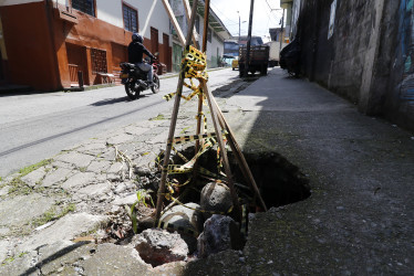 Al hueco le pusieron las señales restrictivas para evitar que ocurran accidentes. 