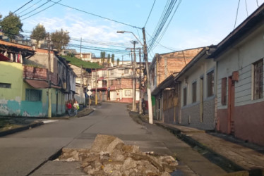 Los escombros que hay en la calle 51B con carrera 16 hacen parte del pavimento de la vía. 