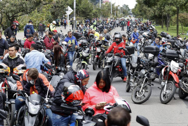 Motociclistas se manifestaron ayer contra el alto precio del combustible y el posible aumento del precio del Seguro Obligatorio de Accidentes de Tránsito (SOAT).