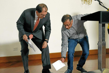 Foto | EFE | LA PATRIA   Gustavo Petro, presidente de Colombia, y Francisco Barbosa, fiscal general, acuerdan rearmar inventarios de bienes incautados.