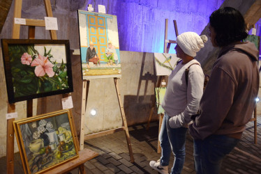 Visitantes en la bóveda del Monumento a Los Colonizadores 