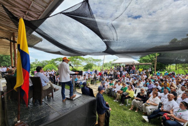 Gobierno entrega a 50 campesinos una hacienda del exjefe paramilitar Carlos Castaño