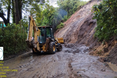 Trabajan para habilitar paso en vías de Caldas afectadas por derrumbes