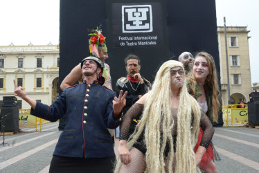 presentación de obra La Paz en la Plaza de Bolívar de Manizales 