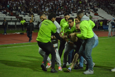 El hincha que se metió al campo del Palogrande. Aquí cuando les grita a los jugadores.