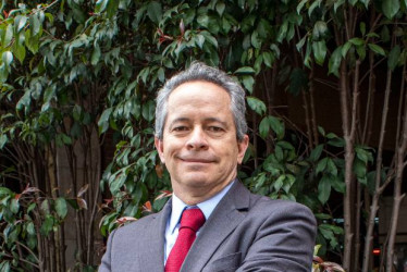 Ricardo Gómez, nuevo rector de la U. Ibero, es doctor en estudios sociales, magíster en estudios modernos internacionalesbecario de la fundación Eisenhower, entre otros. 