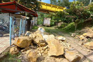 Retiran rocas que cayeron sobre vías en Manizales y Villamaría 