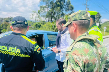 Jhon Jairo Castaño Flórez (c), saliente secretario de Gobierno de Caldas.