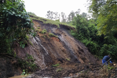 Un derrumbe afecta la vía entre Llanitos y El Descache, en Villamaría.