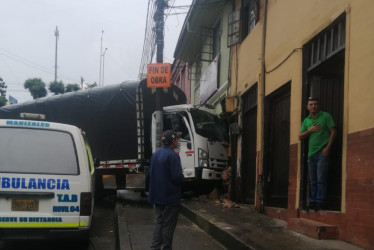 Un camión colisionó con otro vehículo y después chocó contra una casa