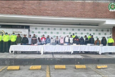 Jueces enviaron a la cárcel a 17 supuestos integrantes de la banda de origen venezolano el Tren de Aragua, entre ellos un teniente de la Policía de Colombia, capturados este mes en Bogotá en redadas contra grupos criminales, informó ayer la Fiscalía.