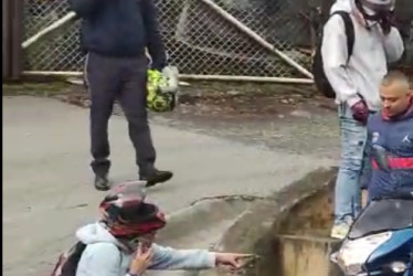 La angustia se apoderó del parrillero de la moto.