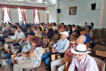   Foto/Julián García/LA PATRIA   Los comunales de Palestina asistieron a un foro en el Auditorio de la Sagrada Familia, donde directivas del Patrimonio Autónomo y de Aerocafé, donde les informaron que ha pasado con la obra, la cual está parada desde el 1 de agosto.