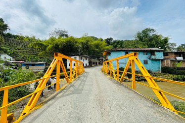 Foto/Archivo/Q'HUBO   El puente vehicular de la vereda La Estrella (Chinchiná) está afectándose por las crecientes de la quebrada Granizales, pues sufre constantes desbordamientos y obstruye parte de la carretera hacia Marsella (Risaralda). Autoridades buscan mejorar la estructura del puente y mitigar el riesgo de los deslizamientos de tierra.