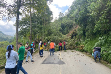 Vía entre Aranzazu y Salamina, cerrada por derrumbe