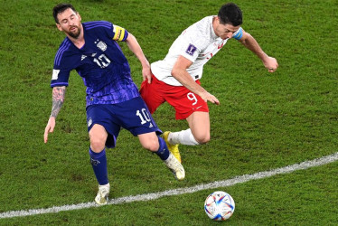 Los astros mundiales y capitanes de Argentina y Polonia, Lionel Messi y Robert Lewandowski, disputan un balón en el encuentro que clasificó a ambas selecciones a los octavos de final de Qatar 2022.