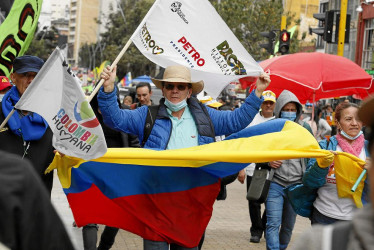 Foto | EFE | LA PATRIA  La marcha de Bogotá en apoyo a Petro fue la más numerosa aunque también hubo en Cali, Medellín y Bucaramanga. 