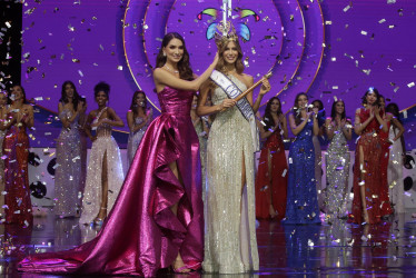 La reina de belleza Sofia Osío Luna (d) es coronada como la nueva Señorita Colombia 2022, en Cartagena (Colombia).