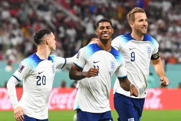 Marcus Rashford (c) de Inglaterra celebra con sus compañeros de equipo después de anotar la ventaja de 5-1 durante el partido de fútbol del grupo B de la Copa Mundial de la FIFA 2022 entre Inglaterra e Irán en el Estadio Internacional Khalifa en Doha, Catar.